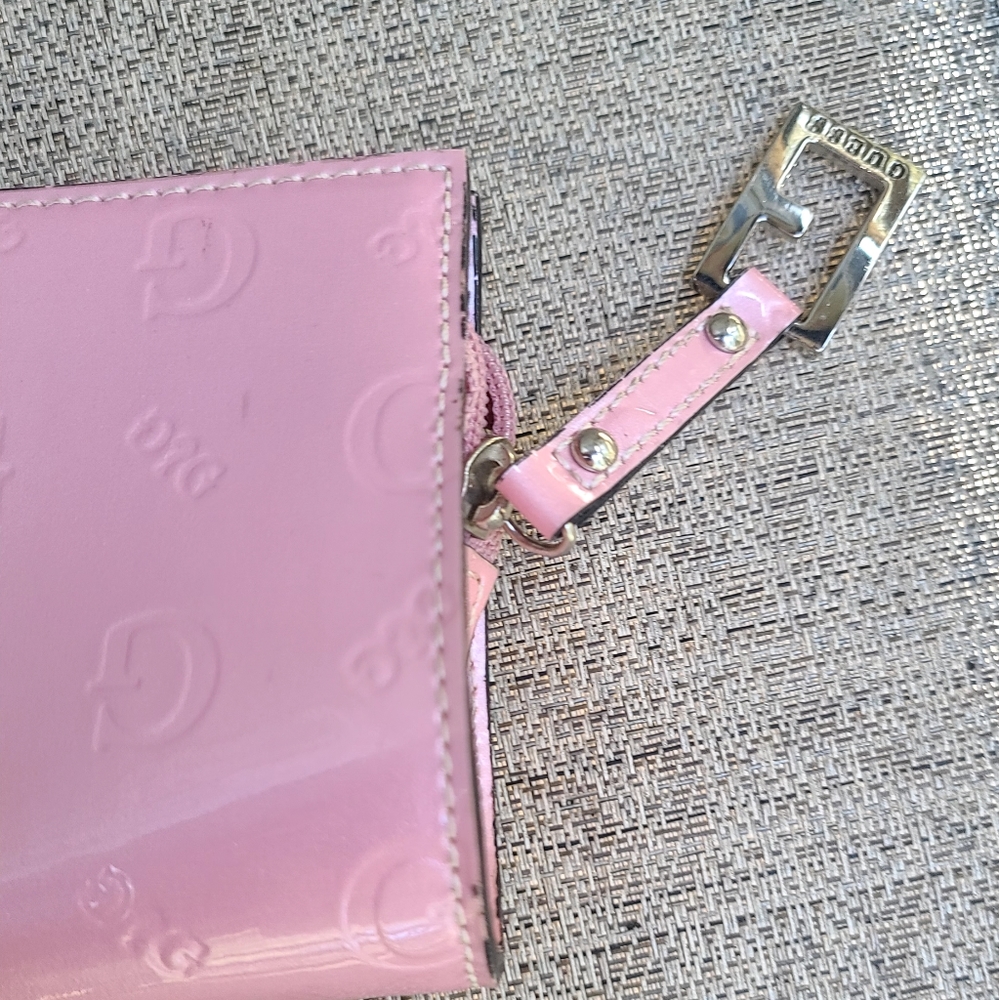 Guess pink patent leather embossed GG logo heart charm wristlet - Picture 11 of 13